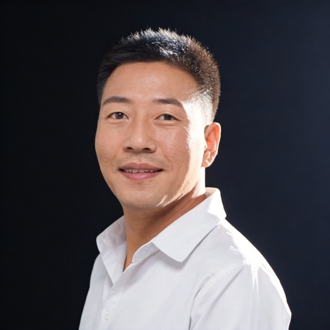 保留图中人物面部特征，生成适合社交媒体的头像写真图，商业精英简约风格，突出成功男人阳光飒爽成熟稳重的魅力，高清质感，方形构图，适合做头像预览效果