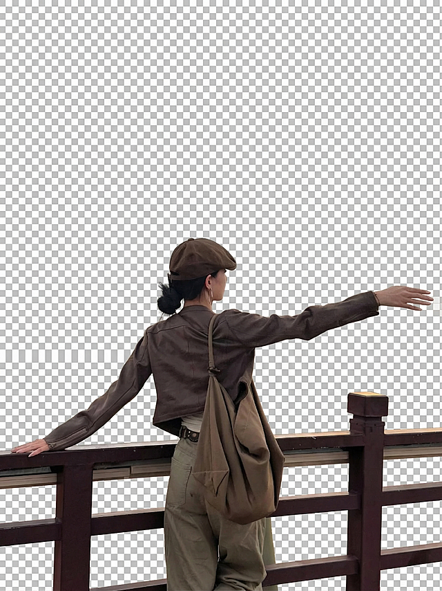 保留原图中的人物和深色木质围栏，删除背景的丹霞山和天空，背景变为透明