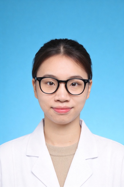 保留第一张图中人物发型､脸型､年龄特征生成标准样式纯正面证件照;人物主体严格居中,头部大小与位置严格对齐第二张图,双肩水平平衡,面部中轴线对齐画面中心,正视前方;标准证件照构图,人物绝对居中;头顶上方预览效果