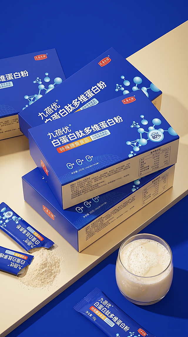 俯视斜45度产品全家福，正确产品为九蓓优白蛋白肽多维蛋白粉，展示3个叠放的蓝色与金色包装盒，包装正确显示品牌"元素之佳"和产品名"九蓓优白蛋白肽多维蛋白粉"，包含"零蔗糖零色素零防腐"和"80%蛋白质含量"信息，搭配撕开的10g独立小条包，一杯冲泡好的浅米色蛋白粉饮品，保留正确配料表和营养成分表局部，背景简洁，深皇家蓝香槟金配色，9:16竖幅商品详情页