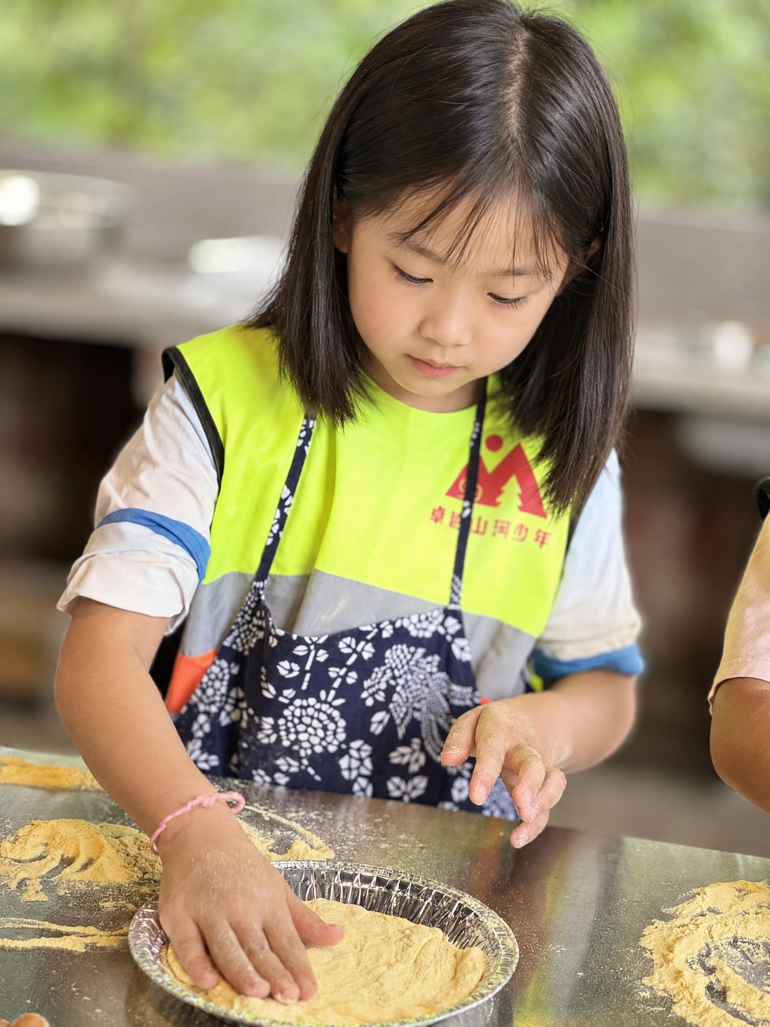 将图中女孩的面部替换为另一位同龄东亚女孩的相貌，与原孩子有明显… - 图片创意预览