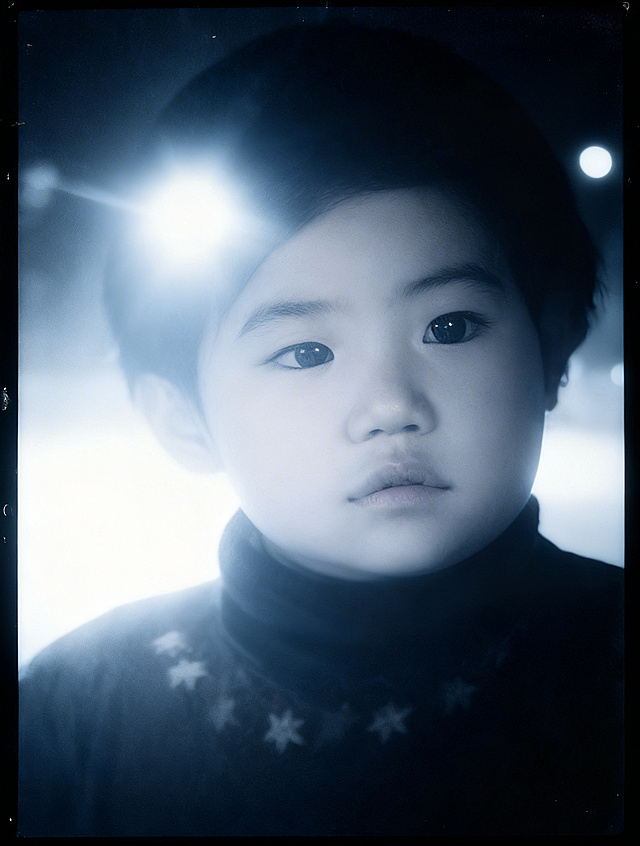 将这张老旧照片修复，提升清晰度，去除污渍和划痕，还原高清自然的人像效果