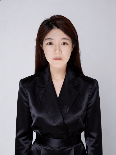 参考图中保留人物脸型、发型、年龄等特征生成职场形象照,标准焦段50mm,f/4光圈,平视视角,人物占画面70%,人物居中居中构图,位于画面中心,为视觉聚焦点,半身照;左右留少量背景空间;头部与画面顶部预览效果