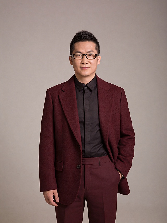 商务感十足的实景肖像，双色设计风融合深红与黑，面料质感细腻，简约大气，展现专业与品味。