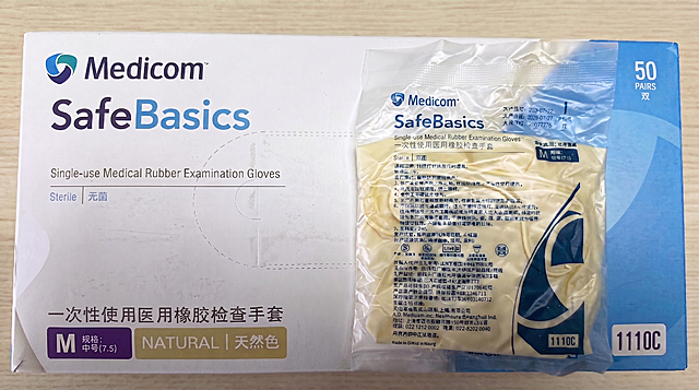 统一整张图片的光线，让包装盒左侧和右侧袋装手套区域的光照亮度保持一致，修正明暗差异，保留所有文字信息清晰不变，提升整体画面的均匀度