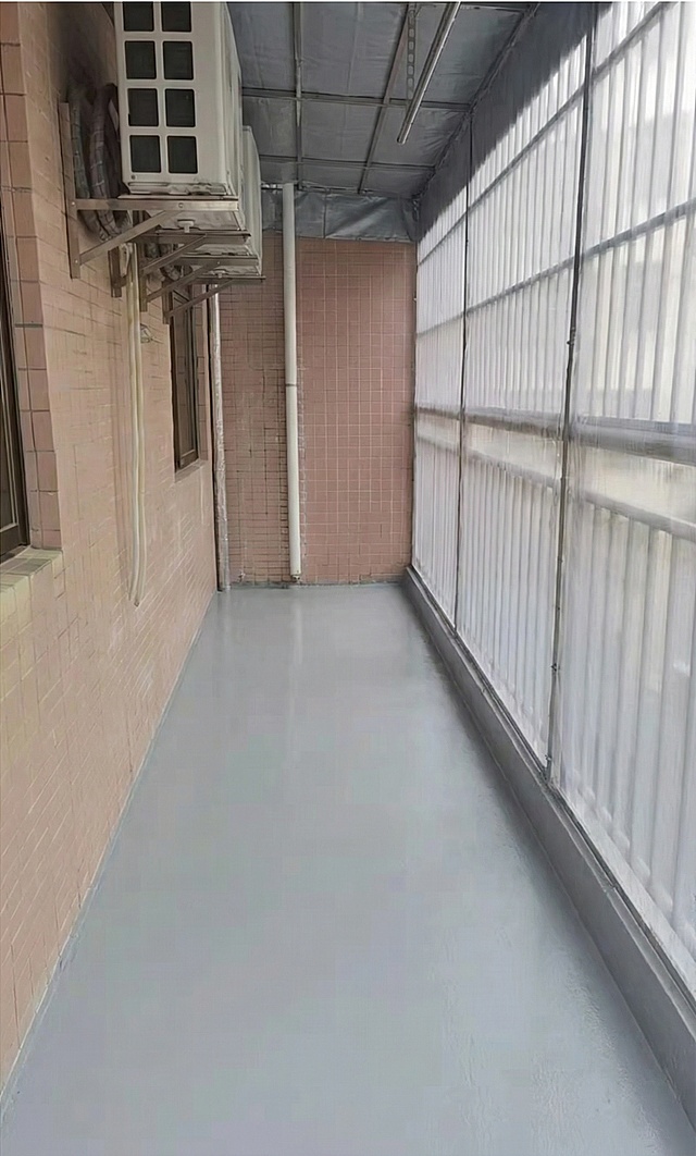 不改变整体布局，在铁架最顶上加个防水布防止下雨，旁边加个磨砂挡雨帘。地面刷浅灰色油漆