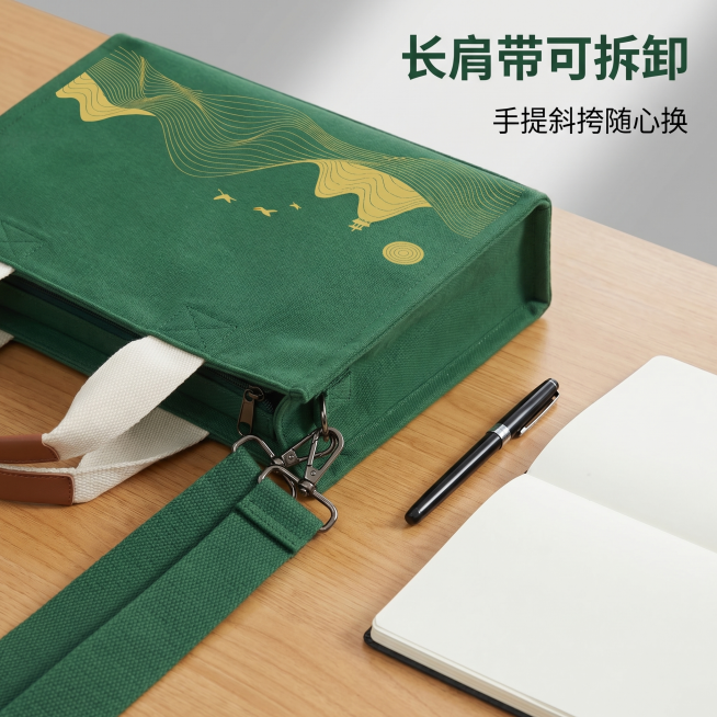 [主图 3] 卖点展示，长肩带拆卸结构展示。[氛围风格] 简约专业商务办公风格，真实商业摄影质感。[画质] 产品清晰真实、光线柔和通透、画面干净高级，超高清画质。[元素] 绿色托特包平放于木质办公桌面预览效果