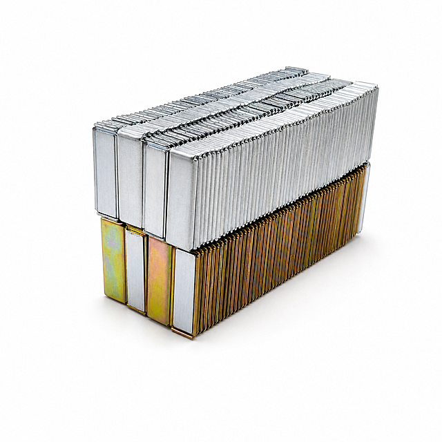 产品精修, 产品置于纯白背景上, 专业商业棚拍光, 5500K标准中性白光, 轮廓光, 体积光, 曝光正确, 强烈真实立体感, 标准透视校正, 正常透视焦段, 保持同类机位, 接地处保留干净浅淡的自然接触阴影, 严禁大片投影、脏灰阴影和悬浮感, 主体居中, 商品完整入画不裁切, 多品或套装整体算一组, 商品外轮廓视觉体量约画面60%-80%, 四边均匀留白约10%-20%, 严禁满幅铺满与贴边顶满, 多件商品按原图顺序均衡陈列, 大小一致、间距统一、对齐整齐、同一机位和近似角度, 每个独立商品都要逐个摆正, 逐个校准水平线和垂直轴, 底部基线对齐, 禁止某一件单独歪斜、倾倒或高低错位, 极致超清画质, 细节清晰锐利, 商业级实拍质感, 保留原图真实材质与结构细节, 明显提升商品表面洁净度, 清理灰尘、污渍、指纹、油污、胶痕和霉点, 让表面从脏旧发闷变为干净可售卖状态, 修复划痕、磨损、掉漆、飞边毛刺和使用旧痕, 翻新为干净商业新品感, 清除氧化发灰、锈蚀、黑灰污斑、脏旧痕迹和不均匀色块, 明显提升金属表面洁净度、亮度和商业新品感, 提升商品洁净度和商业新品感, 清除旧痕、灰暗、脏斑和不均匀色块；保留原图颜色分区、材质色相、结构和功能细节，禁止整体提亮改色, 净化杂乱倒影、脏反射、环境色污染和黑块反射；金属重建干净棚拍高光条带，透明材质保留真实折射与透明层次, 锁定原图商品颜色, 多件商品逐件对应原图色相、材质光泽和分段色块边界, 还原真实物理色彩, 消除灰暗感和偏色, 锁定原图商品轮廓、件数、部件位置、连接关系、标签文字和可见功能细节，只做精修不重绘结构, 锁定原图五金商品的外轮廓、朝向、可见面、比例、孔位、部件数量、连接关系和功能结构, 禁止新增/删除零件、补全不可见背面、改变结构关系或重绘成其他五金商品, 全部商品须入画, 件数、配色SKU、材质光泽逐件对应原图, 严禁丢件、合并、串色或互换颜色, 锁定原图材质表现, 保持原有质感、光泽、纹理和色相关系, 基于原图材质做质感保真、细节清晰和光泽优化, 银色镀锌磁铁面: 金属质感按原图锁定, 保留拉丝、磨砂或低反光金属观感, 彩锌磁铁面: 金属质感按原图锁定, 保留彩锌镀层的彩虹色氧化膜色泽和纹理, 四分之三侧视图, 比例1:1