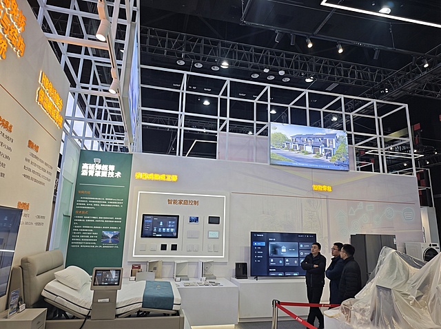 将空展会场景变成智能家居展厅，角落放智能床，墙板上面放智能家居灯光控制系统，在冰箱旁边放一个电视