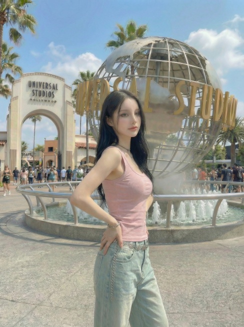 保持模特、服饰和背景不变，生成侧面叉腰站立的姿势图片预览效果