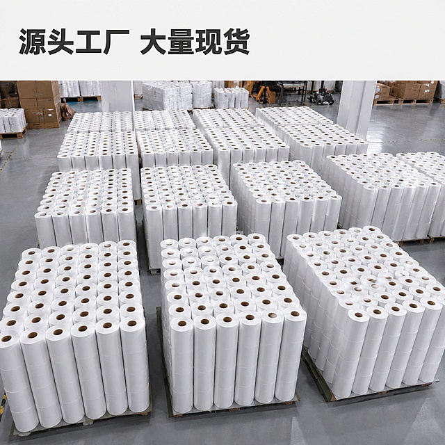 [主图-5]五防热敏合成标签纸工厂批量备货展示，突出源头厂家供应能力，采用上下构图，顶部标题下方产品阵列。氛围风格：真实工厂货源充足的B端风格。画质：清晰真实商业摄影，空间层次自然。元素：成品整卷标签整齐码放在工厂仓库地面，大量整齐排列，展示充足备货量。保持产品外观颜色与原图一致，产品细节不变。顶部主标题文字"源头工厂 大量现货"，大字粗体，左对齐。下方产品阵列饱满整齐，体现供应能力。光影：工厂自然散射光，整体光照均匀，一致性好，消除明暗不均，阴影自然。配色：产品白色，工业灰色地面，文字深灰色，整体专业商务风格。视角构图：俯视略微带一点平视，整体展示批量备货场景，主体产品占比约75%。文字版式：顶部标题左对齐留安全边距，清晰不遮挡产品。输出要求：1:1比例，超高清真实质感，修正光线，增强光照一致性，自然融合元素，消除接缝，呈现真实光影，高质量无违和。负向提示词：变形，文字错乱，产品模糊，背景杂乱，水印，电商平台Logo