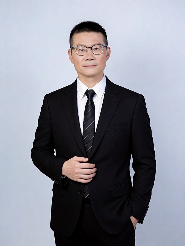 参考第一张图保留人物脸型､发型､年龄等特征生成职场形象照,参考第二张图人物占位和比例,标准焦段50mm,f/4光圈(f/2.8f/4区间),平视视角(镜头与人物视线齐平);人物占画面70%,人物居中(居中构图),位于画面中心,为视觉聚焦点,入境范围头部及以下至臀部下方10cm(半身像);左右留少量背景空间;头部与画面顶部保留5%空间;头部发型完整,头肩比例协调;身着黑色单排扣精纺羊毛混纺西装外套(细腻哑光肌理感,单粒扣扣合状态),内搭白色纯棉尖领衬衫,搭配黑色斜条暗纹真丝领带;面部干净清爽,无明显妆容,无任何配饰,肤色白皙均匀细腻,呈现哑光质感;背景为纯色浅灰背景,干净无杂物,与人物形成清晰前后层次;身体正面朝向镜头,左手自然插在西裤口袋中,右手自然轻搭在西装前襟位置,肩部放松,眼神明亮直视镜头,嘴角自然上扬,笑容阳光亲和,展现专业､阳光､朝气的年轻职场气质;整体光线均匀柔和;画质为超高清精细质感(清晰呈现衬衫面料纹理与面部细节),中度锐化,画面纯净无噪点,严格按照原图内容生成｡主体锐利,背景光线均匀柔和,强化色彩对比的高级感｡32k画质超高分辨率､细节清晰,现代精致感风格;肤质精细化处理;眼神直视镜头,目光坚定且澄澈,表情自然｡面部光比1:1.5,4800k中性光,微微修饰脸型,肤质哑光细腻,面部雾面柔光,轻透裸肌感,真实毛孔纹理,32k画质,去除人物之外的所有元素｡