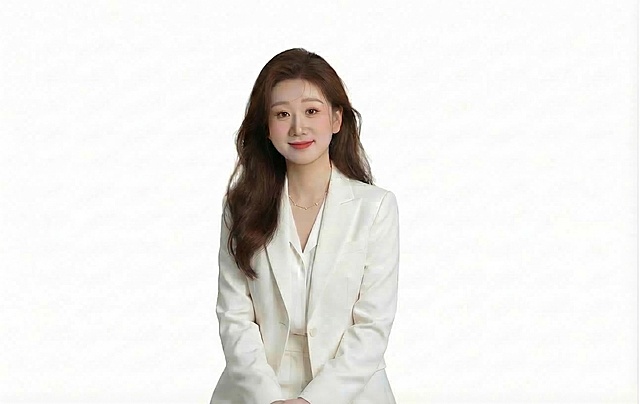 保持图中人物的面部、妆容、发型和白色背景完全不变，仅将人物身上的白色衬衫替换为图2中的白色西装外套，西装的款式、材质、褶皱细节完全参考图2，保持整体画面自然真实，没有违和感