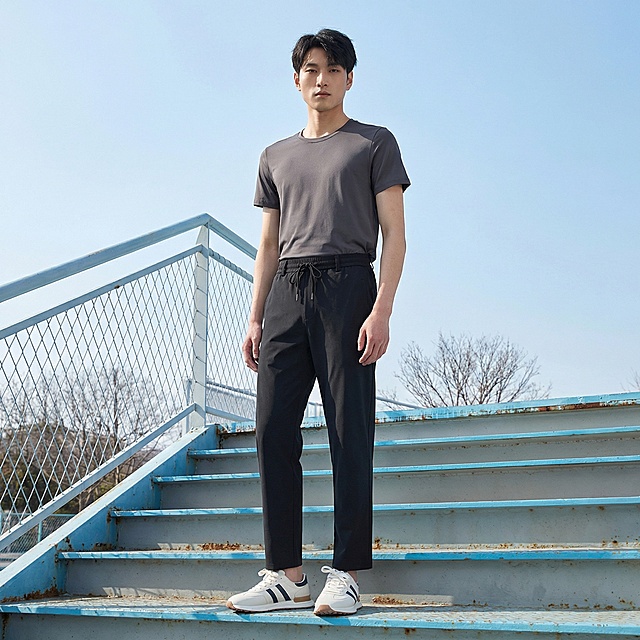 「图片1」「图片1」把图片一的模特放到图片二的场景中去 不改变人物和动作,尺寸为900*900