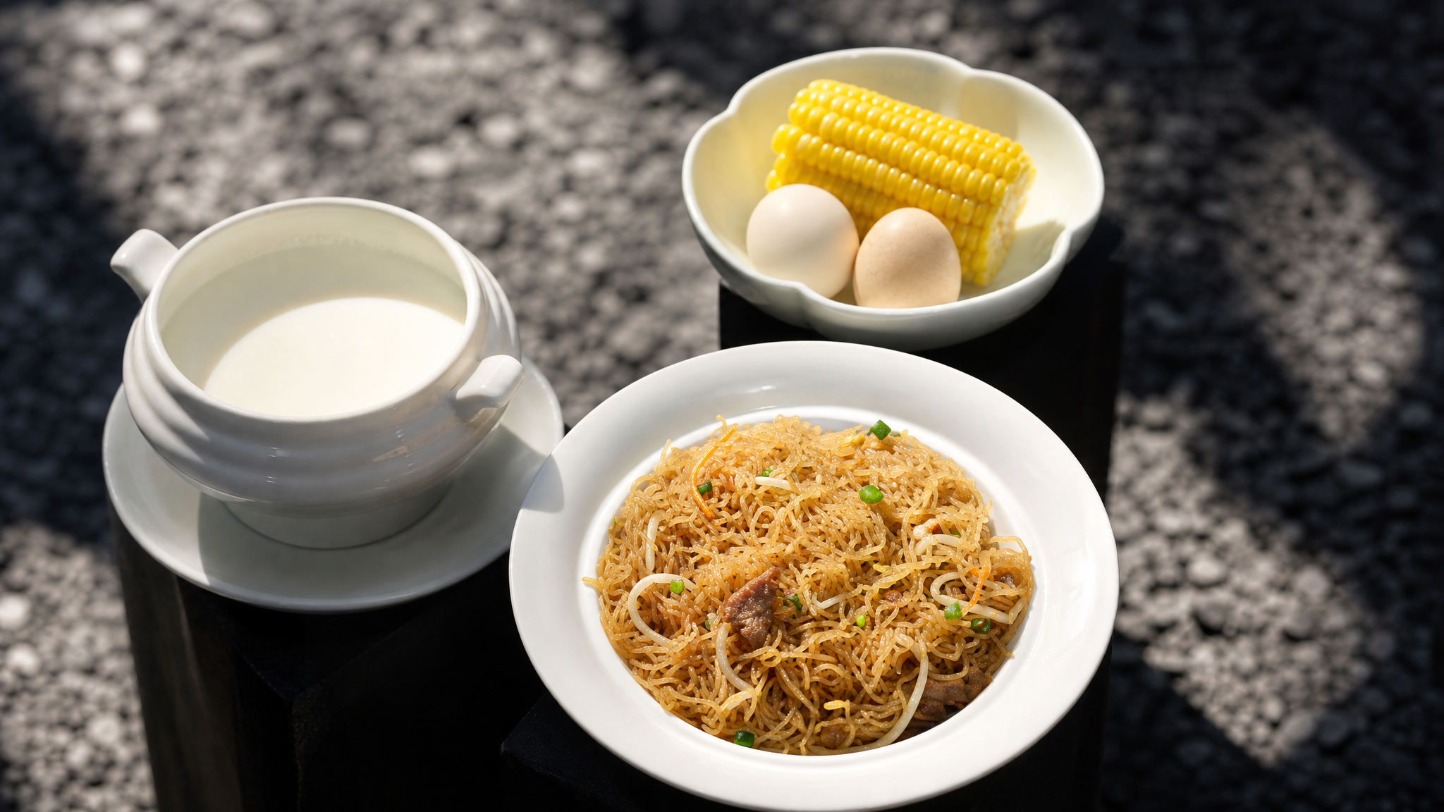 高端月子餐早餐美食摄影，参考第二张图的构图和光影风格：自然光侧… - 图片创意预览
