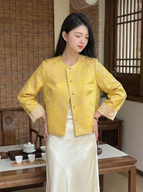 这是一款唐装/中式服装 上衣，帮我生成10张人物模特图片，一张图一个人物特写，背景要一样，10张图片要不同角度，新中式风格，要求同一个女生模特，与图片上模特脸、背景不同，模特年龄大约26-40岁之间预览效果