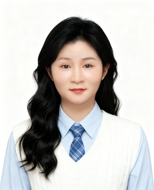 修改证件照，将头发改为黑色微卷长发，一半头发在肩前一半头发在肩后，头发挂在耳后露出耳朵；修改衣服为浅蓝色衬衫打底系蓝格领带，外穿白色针织马甲；保持纯白色背景预览效果