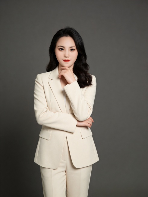 参考第一张图保留人物脸型､年龄等特征生成职场形象照,参考第二张图人物占位和比例,标准焦段50mm,F/4光圈(F/2.8-F/4区间),平视视角(镜头与人物视线齐平);人物占画面70%,人物居中(居中预览效果
