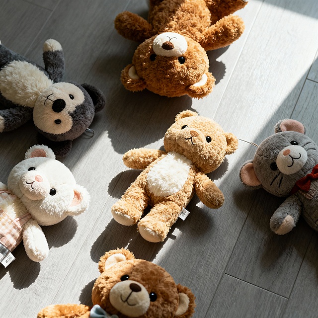 生成一个玩偶散落在地上的场景，尺寸1600*1600像素