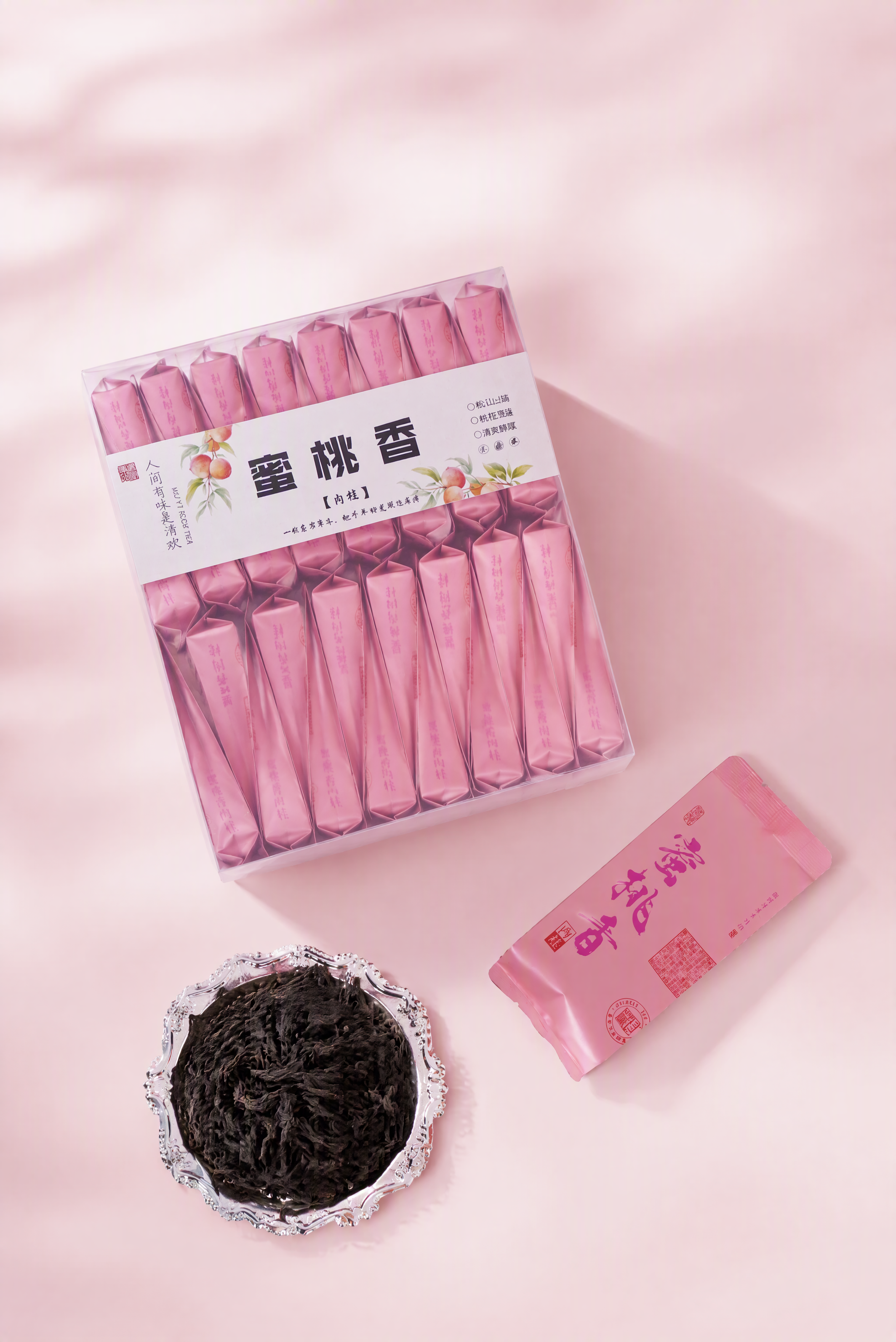参考第一张图的排版结构、构图思路、粉色柔美风格和暖粉色调，设计… - 图片创意预览