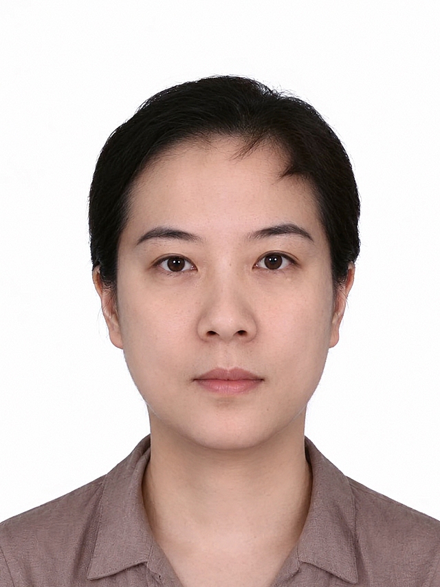 去除图片中所有的水印文字，包括右上角和右下角的'豆包AI生成'文字，保持人物和背景原样不变，自然无痕修复