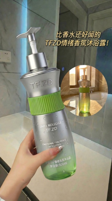 将右侧圆形图案替换成沐浴露在浴室中被阳光照射的场景图，保留所有文字，将顶部文字移到画面左上角，产品移到画面右下角预览效果