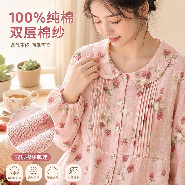 [主图-3] 近景细节+局部模特展示，突出纯棉双层棉纱的材质肌理和娃娃领、纽扣等细节设计，搭配装饰元素增强品质感。
[统一基调] 整体风格为高级感松弛感居家风，背景主色为柔和米杏色，搭配浅粉色点缀，字体为圆润无衬线体，标题字色为豆沙粉色，辅助字色为深米色，强调色为草莓红，卡片和图标采用圆角柔边样式，整体光影柔和自然。
[画面] 同一位年轻亚洲女性模特的上半身近景，胸部以上到腰部位置，身穿同款粉色草莓印花娃娃领长袖睡衣套装，微微低头，一只手轻轻捏住睡衣的娃娃领边缘，展示领口的精致包边和草莓印花细节。背景是虚化的米杏色窗帘和窗台上的多肉植物小盆栽，旁边有一杯冒着热气的花茶作为装饰元素，营造惬意的居家氛围。画面左下角有一个圆形的面料微距特写小窗，展示双层棉纱的编织纹理和柔软质感，小窗下方标注「双层棉纱肌理」。睡衣的娃娃领、胸前褶皱、贝壳纽扣、灯笼袖收口等细节清晰可见，草莓印花图案完整还原。睡衣主体占画面70%左右。
[光影质感] 柔和的窗边自然光，光线均匀地打在睡衣上，清晰展现双层棉纱的透气纹理和柔软垂坠感，纽扣有自然的光泽，阴影柔和，整体是高品质的细节摄影质感。
[配色] 主色调为粉色+米杏色+绿色（植物），草莓红色印花点缀，整体色调清新柔和，与前两张保持一致的视觉体系。
[文字版式] 左上角放置主标题「100%纯棉 双层棉纱」，字体为圆润无衬线粗体，豆沙粉色，字号较大；下方小字「透气不闷 四季可穿」，深米色，字号缩小50%以上。文字放在左上角负空间，不遮挡主体。
[输出要求] 1:1正方形比例，文字清晰可读，材质细节清晰，颜色准确。禁止变形、错字、模糊、杂乱背景、水印、平台Logo，禁止人物面部扭曲、手指畸形、面料纹理失真。
