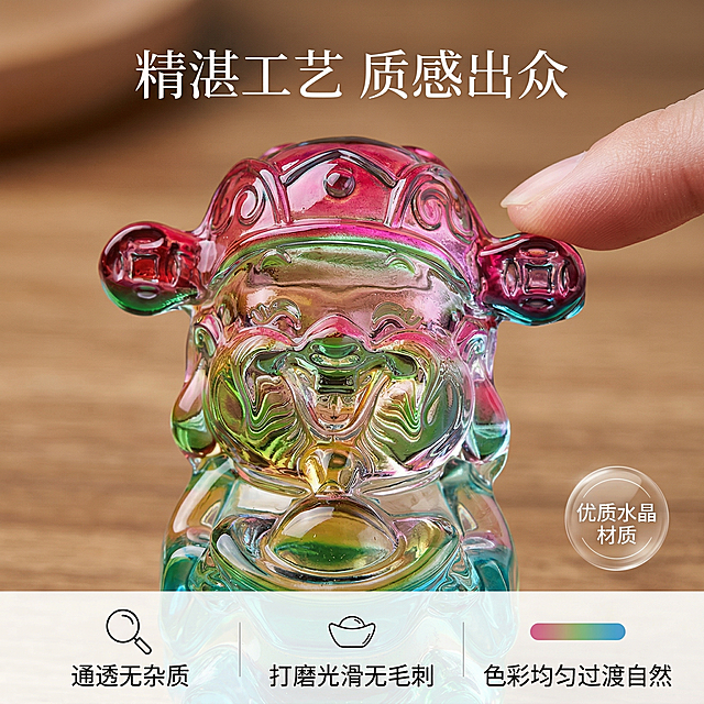 彩色大财神水晶摆件工艺细节图，舒适简约家居治愈风格，温馨暖调自然光，和首图相同的原木桌面背景，彩色大财神水晶摆件全屏放大，聚焦水晶通透的材质纹理、光滑的打磨边缘，光影刻画水晶的折射质感，画面加入指尖轻触摆件边缘的细节。主色调：水晶渐变色；辅助色：原木色。正前方平视，背景虚化。顶部居中悬浮主标题“精湛工艺 质感出众”，右下角叠加圆形认证标识，标注“优质水晶材质”，底部横向排列三个卖点，搭配细线图标：“通透无杂质”、“打磨光滑无毛刺”、“色彩均匀过渡自然”，字体为无衬线体白色，悬浮于背景。1:1比例，2k分辨率