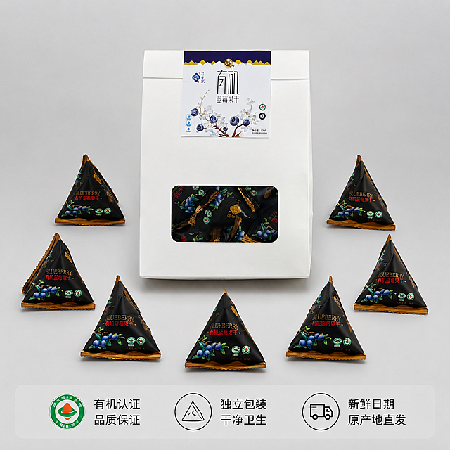 [主图-5] 产品展示与信任背书，促进下单转化
[氛围风格] 规整清晰，品质可信
[画质] 商业摄影质感，光线柔和通透，产品清晰真实，画面干净高级
[元素] 产品包装袋围绕四颗独立三角小包装摆放，整齐展示产品完整包装形态，保持所有产品外观颜色纹理和原图一致，无变形色差。所有产品围绕中心留白区域摆放，构图均衡规整。商品主体占比约75%，画面满屏无边框
[光影] 均匀柔和影棚自然光，整体明暗均匀，产品轮廓清晰
[配色] 干净浅灰色背景，突出产品本身色彩
[视角构图] 平视对称构图，整体规整一目了然
[文字版式] 底部半透明悬浮条两端留空，横向排列三项服务承诺图标+文字：图标1「有机认证 品质保证」图标2「独立包装 干净卫生」图标3「新鲜日期 原产地直发」，图标+文字清晰排列，深色文字保证可读性
[比例分辨率] 1:1比例，2048x2048像素，文字清晰可辨，超高清
[负向提示词] 变形，水印，文字错乱，产品图模糊，背景杂乱，绝对化违禁词