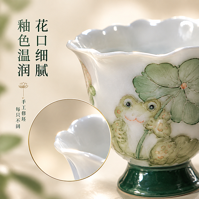 [主图-3] 花口高足青蛙荷叶杯 材质细节 花口与釉面特写
[统一基调] 抖音电商1:1主图，国风清新雅致风格，浅米白渐变背景，清雅宋体字，深墨绿标题色。
[画面] 画面采用局部微距特写视角，聚焦花口高足杯的花口边缘与杯身上部。放大展示花瓣形杯口的圆润厚度与细腻釉面，杯口边缘的波浪形花瓣轮廓清晰流畅。杯身上部的青蛙举荷叶图案也在画面中部分展示，手绘笔触细腻。画面下方有一个圆形放大镜效果区域，进一步放大花口边缘的釉面质感与圆润度。背景做重度虚化，只有柔和的浅米色光晕，突出细节。杯子局部占画面约70%。
[光影质感] 侧逆光微距摄影质感，光线从侧后方打亮花口边缘，形成通透的轮廓光，釉面反光细腻温润，能感受到陶瓷的光滑质感与手工花口的微妙弧度。
[配色] 背景浅米色虚化光晕，主体白瓷+深荷绿，放大镜边框用细金线点缀，整体精致高级。
[文字版式] 左侧竖排主标题「花口细腻 釉色温润」，字体中号深墨绿色宋体，下方小字「手工修坯 每只不同」。文字放在左侧负空间。
[输出要求] 1:1正方形，2K高清，细节锐利清晰，花口轮廓流畅，釉面质感真实。负向：模糊 塑料感 边缘锯齿 错字 水印 杂乱