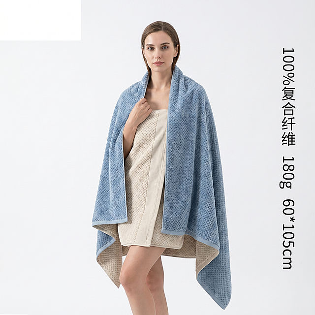 [主图 5] 欧美模特浴巾产品展示主图，整张主图以人物展示为主。
[氛围风格] 时尚大片质感，简约高级，符合欧美审美。
[画质] 商业摄影质感、光线柔和通透、人物和产品清晰真实、画面干净高级。
[元素] 一位欧美时尚模特裹着拼色浴巾组合（雾霾蓝+米色）站在极简空间里，时尚展示产品，保持每个颜色浴巾的材质和颜色与原图一致，精细化处理，杜绝变形色差。人物和产品占画面约80%，背景纯白色极简空间。
[光影] 影棚专业布光，明暗层次清晰，突出产品质感和人物轮廓。
[配色] 纯净背景突出产品和人物主体，颜色搭配高级简约。
[视角构图] 全身中景构图，模特站姿专业，主体突出。
[文字版式] 右侧竖排文字：「100%复合纤维 180g 60*105cm」，左上角品牌位置留空，文字不遮挡主体。
[比例分辨率] 1:1 比例，2k 分辨率；文字清晰锐利，画面超高清。
[负向提示词] 变形，水印，文字错乱，产品模糊，背景杂乱，色差，过度曝光。