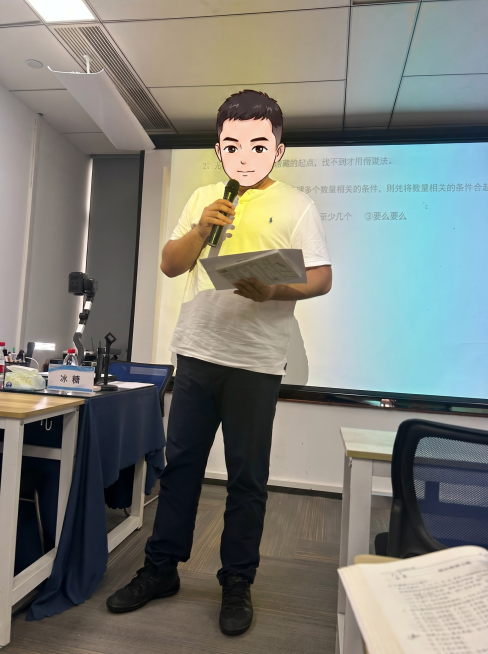 把人物的头部改成卡通头像，保持身体、服装、背景以及其他所有内容不变预览效果