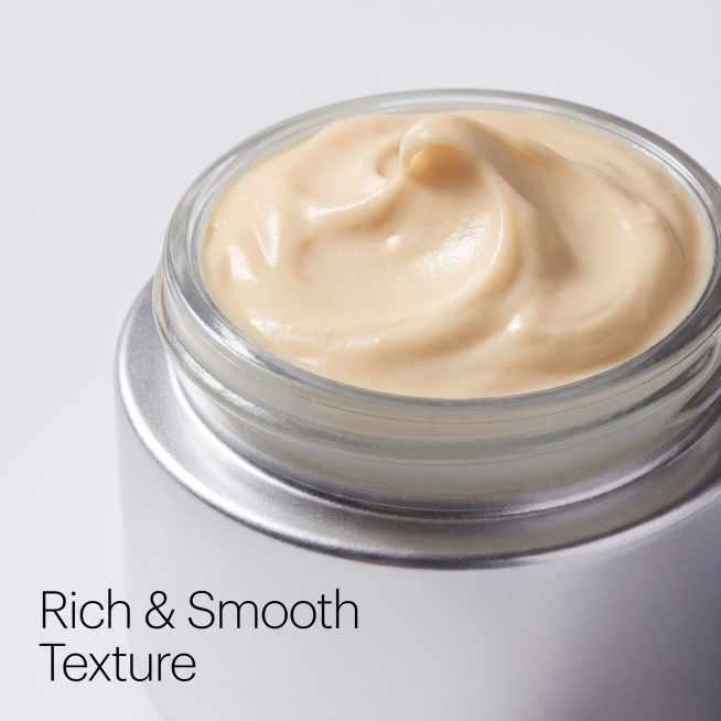 [主图3] 淡斑霜质地展示图。氛围风格：高级简约，通透干净，浅色明亮背景。画质：极致微距商业摄影质感，清晰细腻，画面干净高级。元素：微距特写展示打开罐子中的淡斑霜膏体，呈现膏体的细腻绵密质地，乳霜纹路预览效果