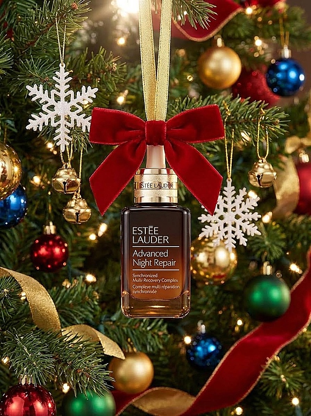 特写参考图产品挂在华丽的圣诞树上作为装饰之一。