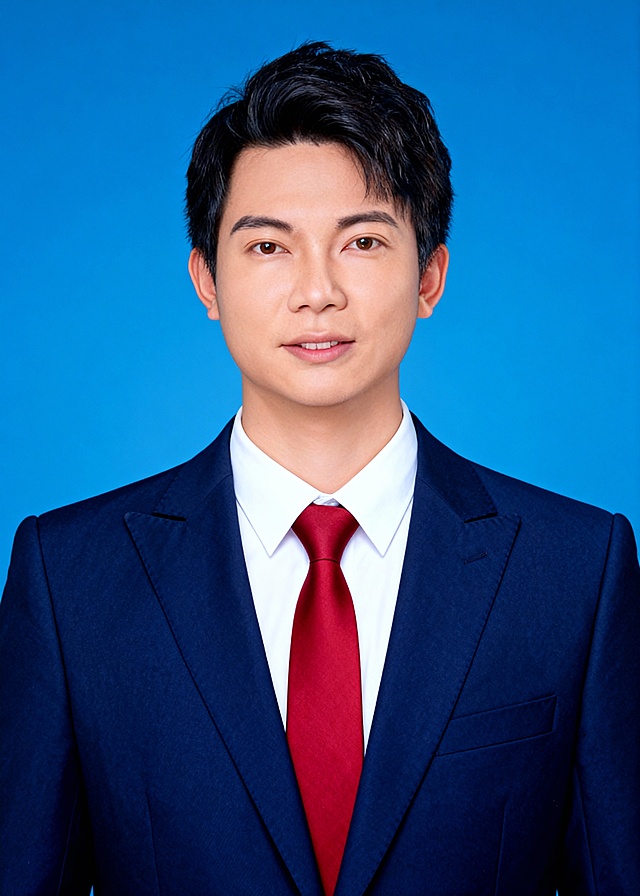 政务感与商务感兼具的单色设计风肖像，金属质感细节强化专业气质，蓝色背景凸显正式与权威，实景拍摄呈现真实庄重氛围。