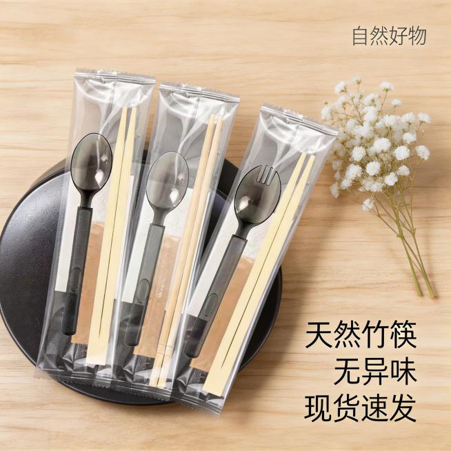 一次性筷子四件套电商主图，1:1比例，简约清新风。顶部无大标题，仅在右上角用极细浅灰色字标注“自然好物”。中部商品展示区产品偏左放置，背景为浅木色纹理，右侧搭配一小束白色满天星干花。底部辅助信息区为无预览效果