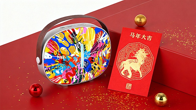 主体置于正红哑光质感背景台面（占画面比40%），主体旁摆放印 “马年大吉” 烫金马元素金纹红色贺卡，台面散落金色亮片、红金装饰球。色调以正红、鎏金为主，整体呈现喜庆高级的新年主题氛围，