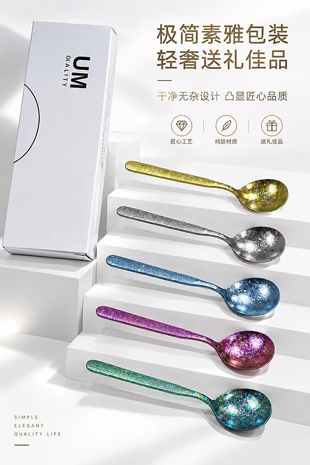 高级冷淡极简风，纯白极简背景，阶梯错落排版，展示产品原装纯白极简空白纸盒包装+纯钛餐勺组合，严格还原上传的产品图，包括包装设计、颜色、LOGO位置、文字内容、图案元素等所有细节，去掉无关的背景杂物或者手，产品实物1:1精准还原，产品固定尺寸17.5cm*4.2cm，包装哑光高级、肌理细腻，无品牌logo，干净素雅，主标题【"极简素雅包装 轻奢送礼佳品"】，副标题【"干净无杂设计 凸显匠心品质"】，文字采用无衬线极简文字，轻微鎏金质感特效，整体画面干净高级、简约大气，留白充足，质感统一，适配高端送礼、居家自用调性。负面提示：包装破损、褶皱、脏乱，画面花哨，装饰过多，卡通元素，色彩杂乱，字体粗糙，排版失衡，产品与包装比例失调，水印、杂物，光影暗沉，廉价包装质感