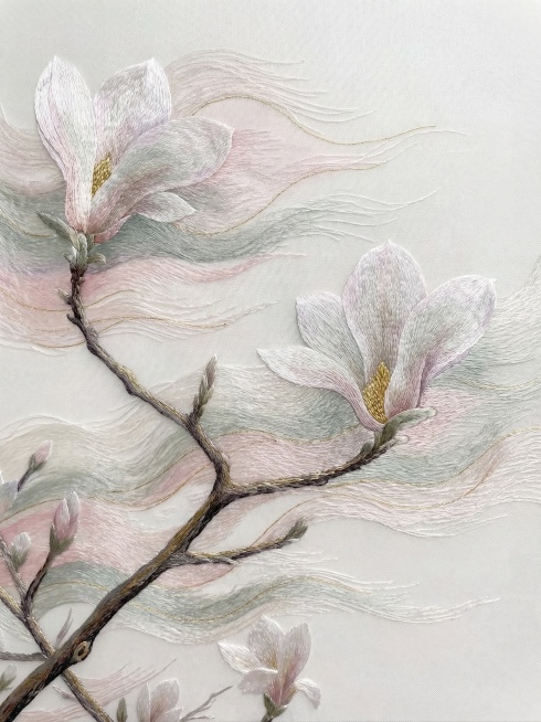 将这张玉兰花照片转化为极致细腻的苏绣平绣艺术品：使用极细桑蚕丝线，以平针、散套针等传统针法绣制；花瓣用淡粉色、灰绿色、淡紫色丝线层层铺展，针脚细密平整，呈现薄纱般半透明质感；花蕊用极细金色丝线，光泽柔预览效果