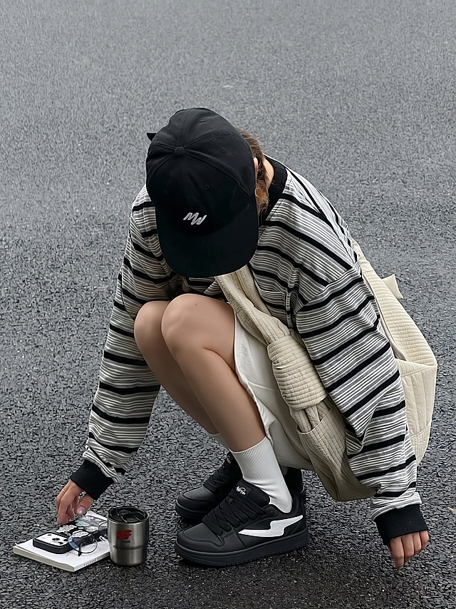把图1模特脚上的鞋子换成图2的鞋子