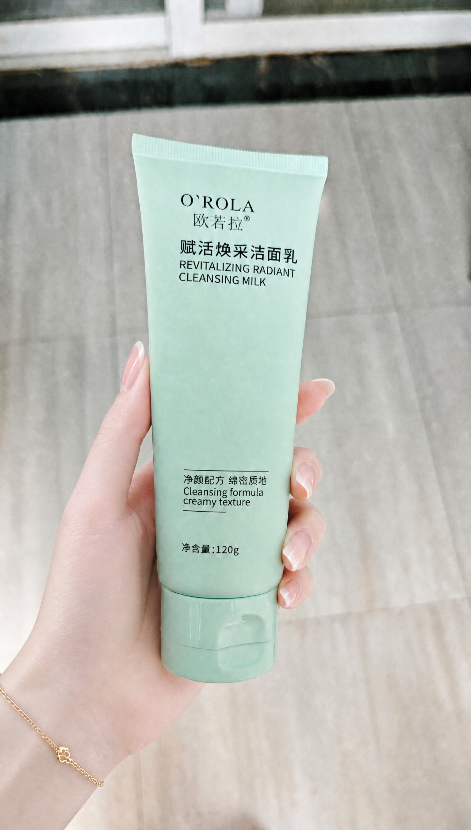 参考第二张图中女性手部的样式，将第一张图中拿着洁面乳的手替换为… - 图片创意预览