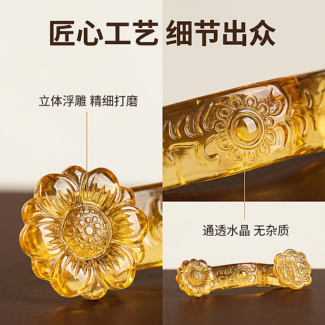 [垫图] https://gdesign-dam-hz.dancf.com/35963679852046365/5520eddb26df44249dbfb08cf09a2142.png 黄水晶玉如意摆件细节卖点图；[氛围/风格] 新中式质感风，细腻光影；[画面元素] 玉如意摆件正面放置，画面左下角为玉如意雕花端头的微距特写，右上角为玉如意表面纹理的放大细节，背景为同主图1的浅米白墙面与深棕桌面，暖光统一，背景铺满全屏无边框；[配色色系] 主色调：琥珀黄、深棕；辅助色：米白、暖金；[视角构图] 拼接式构图，整体平视，特写部分放大3倍，光影统一和谐；[文字版式] 顶部居中悬浮主标题“匠心工艺 细节出众”，粗黑体深棕色；从雕花端头引出细金引线标注“立体浮雕 精细打磨”，从纹理处引出细金引线标注“通透水晶 无杂质”，字体为细黑体深棕色，文字悬浮无底色；[比例分辨率] 1:1比例，2k分辨率