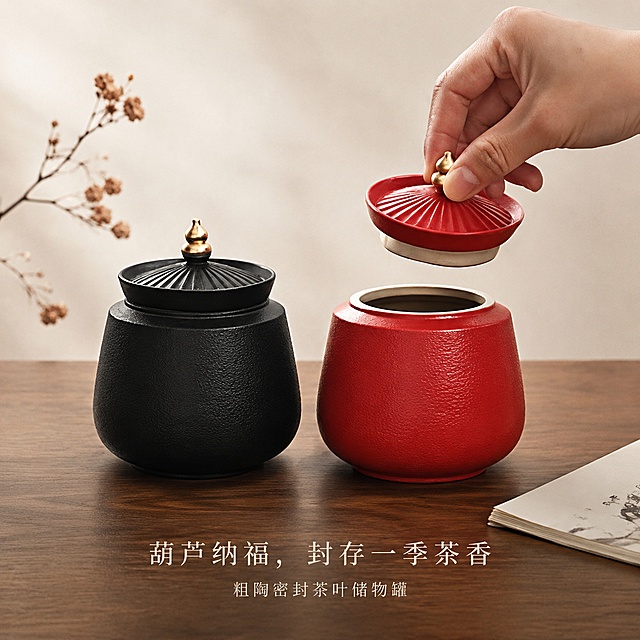 商业级产品摄影。
主体：茶叶储物罐严格参照上传产品图，完整保留两个罐体、开盖动作、所有可见组件、轮廓、结构、比例、材质、颜色与产品本体信息，与上传图完全一致。产品占画面60%~70%，完整不裁切，近景构图，产品作为绝对视觉重心，保留手部开盖动作作为视觉焦点，凸显开盖使用仪式感。
构图：居中构图，视角偏转15°，平视视线高度。
风格：高级留白国风质感
场景概念：茶室茶桌一角，日常展示茶叶储物罐的静谧时刻
承载与空间：① 承载面：浅胡桃木实木茶桌，温润胡桃棕色，清晰木纹；② 背景：浅米白色乳胶漆墙面，简洁干净。
陪衬物：① 罐体左后方，一小枝干枯茶花枝条，浅棕木质，自然形态；② 茶桌右侧，半摊开的素白宣纸书页，米白色纸质。
文字排版：图片底部留白区域添加分两行居中的文字，主标题为"葫芦纳福，封存一季茶香"，小字副标题为"粗陶密封茶叶储物罐"，字体为浅色宋体，使用低透明度白色，不遮挡罐体主体。
配色：主色调胡桃棕/米白，辅助色炭黑/正红，点缀金色，画面实际颜色5种：胡桃棕/米白/炭黑/正红/金色
材质：画面实际材质5种：粗陶/实木/纸质/金属/乳胶漆，粗陶纹理保持清晰
光影：主光从左侧斜前45°柔和自然光射入，照亮罐体正面；辅光为墙面浅暖色反射补光；罐体边缘增加柔和轮廓光切分；粗陶表面呈现哑光自然质感，金色葫芦钮有细腻高光。
参数：4K 写实光追。严格锁定宽高比为 1:1。