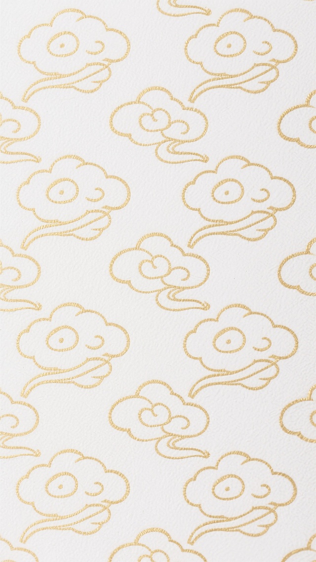 白色背景上由金色细线勾勒的传统祥云图案暗纹，呈规律重复的二方连续排列，线条流畅圆润，云纹造型古典对称，整体风格简洁雅致，具有东方传统装饰美学特征，金色暗纹在白色背景上形成细腻柔和的视觉对比，呈现出低调而精致的纹理质感。