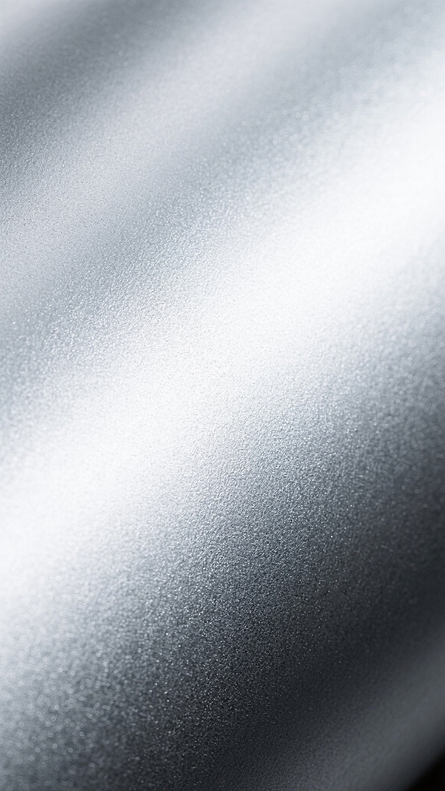 一张具有强烈金属质感的银色背景，表面呈现出细腻均匀的磨砂纹理，带有轻微的颗粒感和粗糙质感。整体色调从浅银白到深银灰自然过渡，形成柔和的光影渐变效果，高光区域明亮但不刺眼，阴影部分深沉而富有层次感，营造出冷峻、现代且富有工业风的氛围。