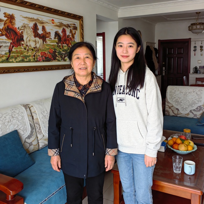 日常生活快照，非特定构图与打光，随手一拍的感觉，真实场景，一对中国母女，50岁的母亲和25岁的女儿，不同风格的母女，逼真，现实感，真人感，母女合影。生成20张预览效果