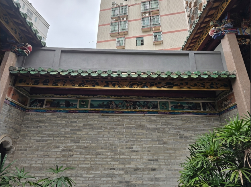 将图片中顶部老化的灰色墙面上修复成干净统一的灰色，保留原建筑的其他结构和装饰不变预览效果