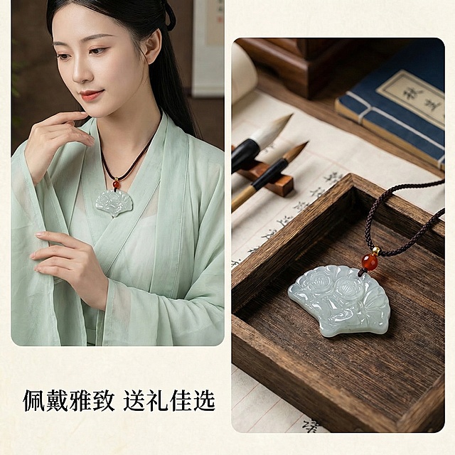 [垫图]https://7]古典国风，雅致氛围感；[画面元素]采用拼图布局，左侧60%区域展示玉石项链佩戴在亚洲女性颈部的效果，女性身着浅青色汉服，姿态温婉，右侧40%区域展示项链放置在古典木托盘上的静态展示图，背景为古风书房场景，隐约可见毛笔、宣纸等元素，柔光漫射，整体氛围雅致，背景铺满全屏无边框；[配色色系]主色调：玉石青白色、汉服浅青色；辅助色：木色、米白色；[视角构图]平视角度，拼图光影统一自然；[文字版式]文案“佩戴雅致 送礼佳选”，字体为雅致宋体，黑色字，位于画面左下角留白处，文字悬浮于背景上，无额外底框，不遮挡产品和人物；[比例分辨率]1:1比例，2k分辨率