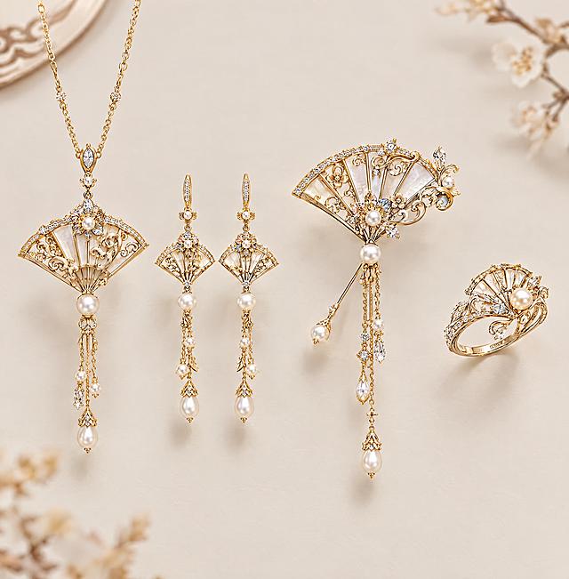 基于参考图中的扇子造型首饰套装（吊坠、耳环、胸针、戒指），将首饰造型设计得更复杂精致，保留扇形核心元素和金色金属+珍珠的材质搭配，增加镂空雕花、宝石镶嵌、卷草纹、流苏等细节，整体风格华丽典雅，新中式高级珠宝质感，浅米色背景，柔和自然光，高清珠宝摄影效果