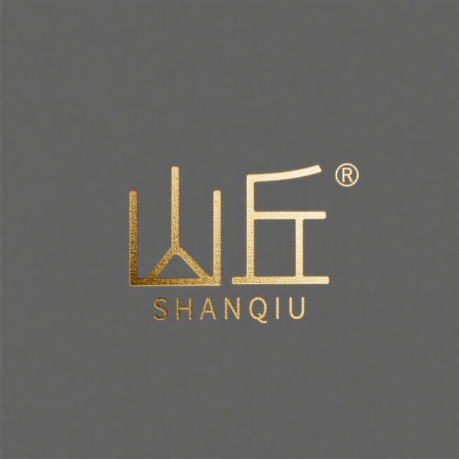 Logo设计，民宿logo设计，风格：金属质感+极细线条，字符“山丘”，下面一行小字“SHANQIU”，字体：纤细衬线体，整体呈现优雅轻奢感，适配烫金工艺，纯色背景预览效果